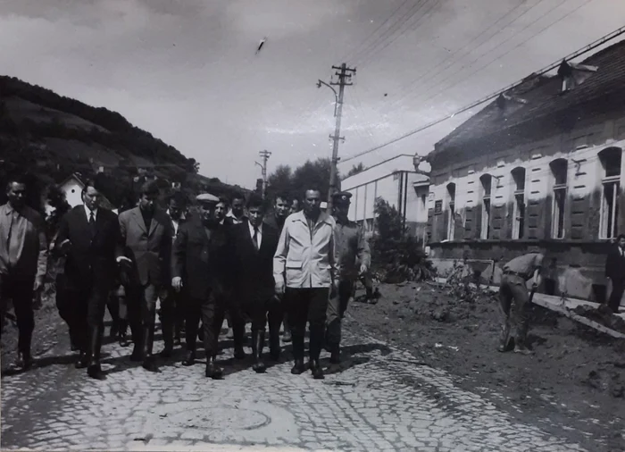 Inundaţiile catastrofale din vara anului 1975: 49 de persoane au murit şi 12 au dispărut. Ceauşescu a mers în zonele calamitate