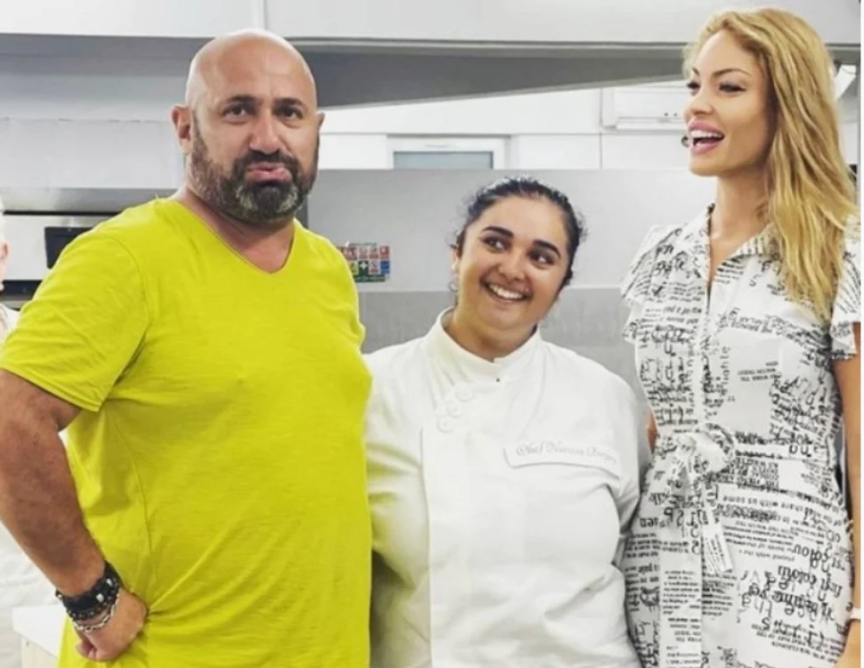 
    Valentina, în bucătărie, alături de  Narcisa Birjaru, câștigătoarea  sezonului 9 al emisiunii „Chefi la  cuțite”, și de chef Cătălin Scărlătescu   