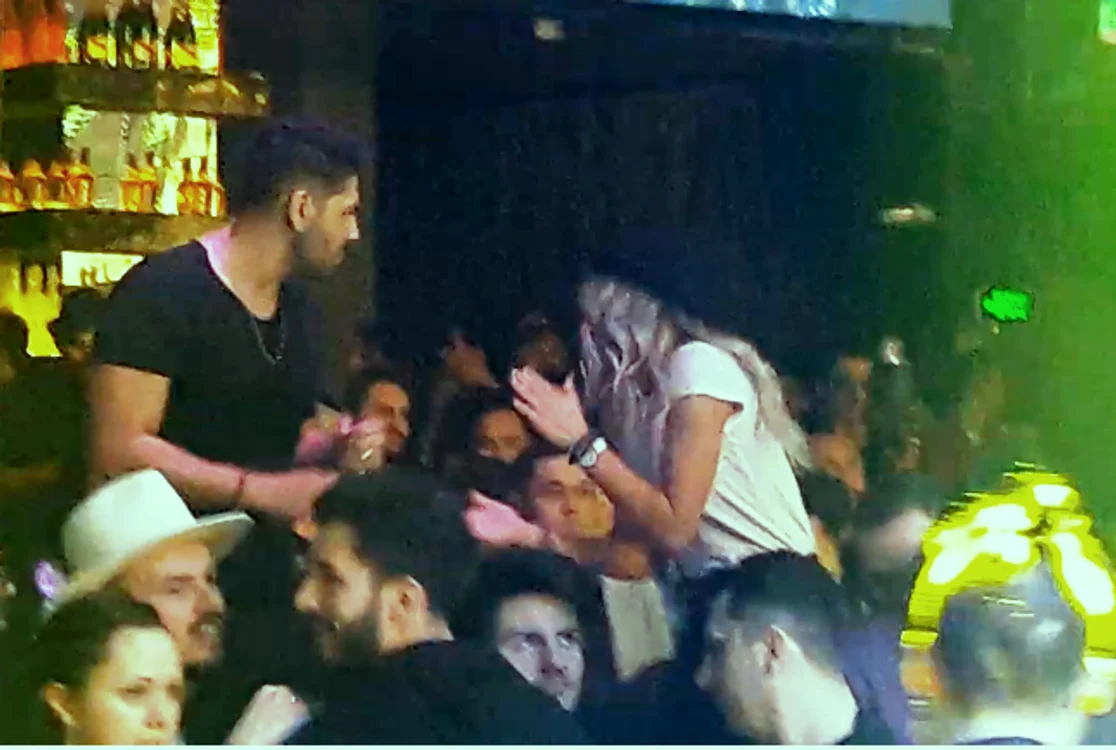
    COnnect-R se distrează cu o blondă în clubfoto: captură  