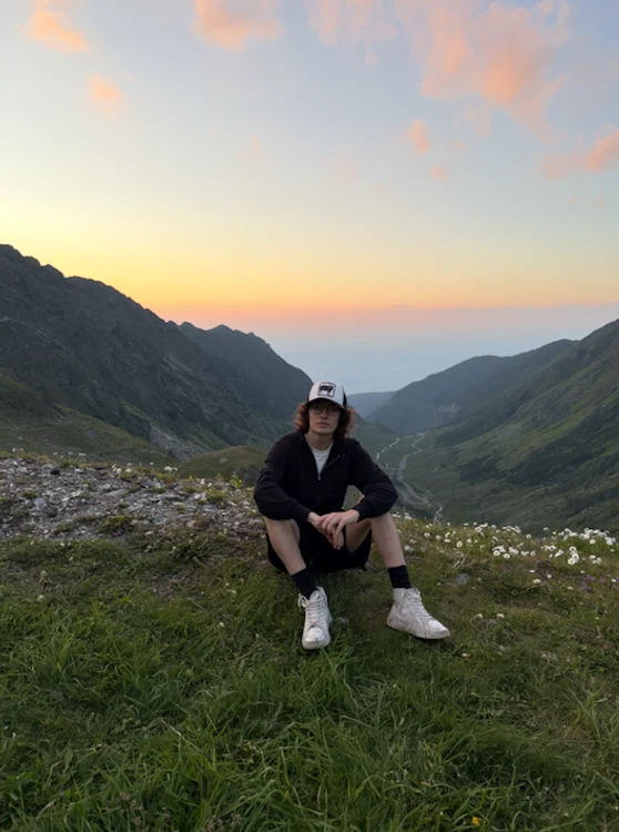 Edsta a plecat din România la 8 ani. Azi, clipurile lui despre țară au milioane de vizualizări.