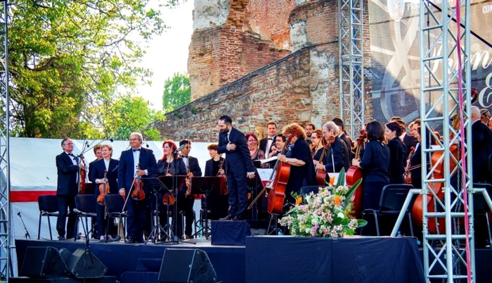 Din distribuţia spectacolului vor face parte soprana Ana Mirescu şi baritonul Iordache Basalic, corul de copii „Bravissimo” şi corul „Accoustic”