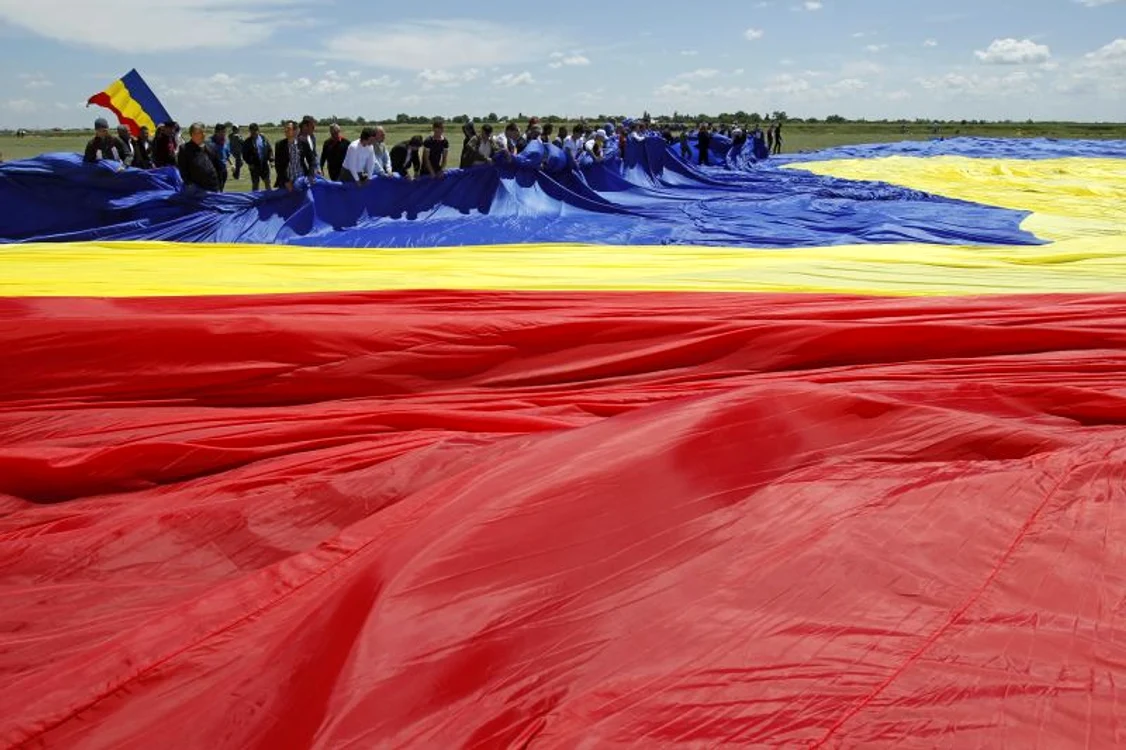 Cel mai mare drapel naţional din lume, expus la aerodromul Clinceni. (Foto: Bogdan Cristel/Reuters)