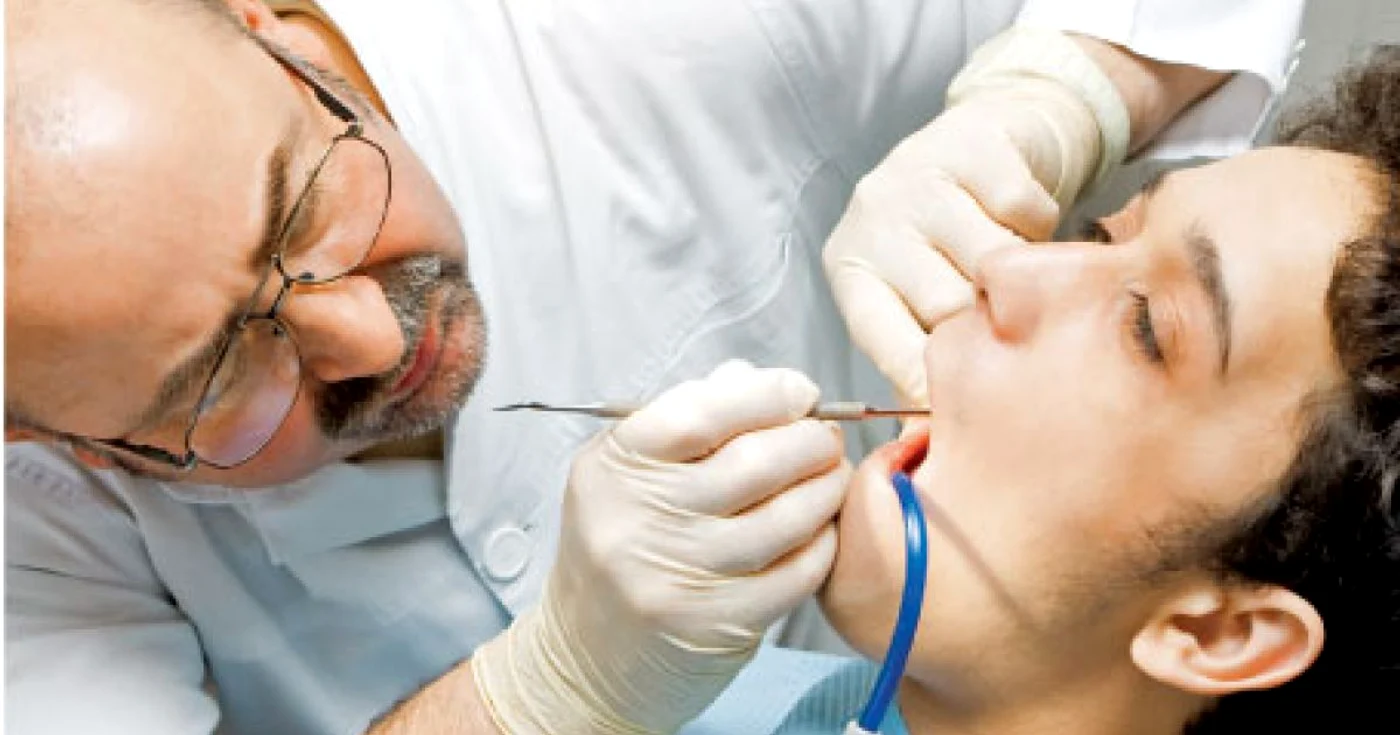Medicul stomatolog poate depista la timp eventualele leziuni bucale