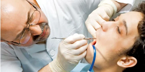 Medicul stomatolog poate depista la timp eventualele leziuni bucale