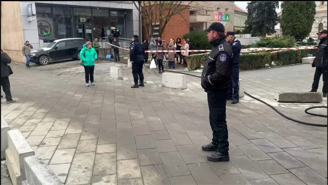 Tavanul unei bănci din Dej s-a prăbușit / foto: Cluj24