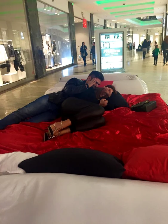 
    Binaca s-a culcat într-un pat din mallFoto: arhiva personală  