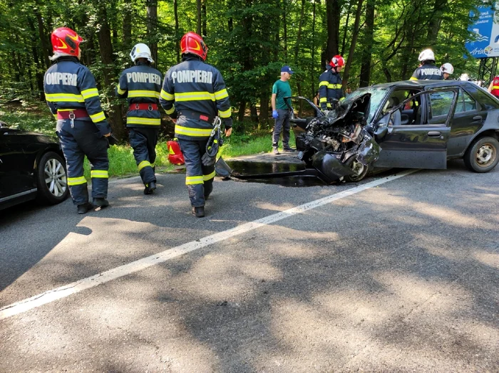 Impact violent în Sibiu la intersecția unui drum care duce spre Păltiniș Foto ISU Sibiu jpeg