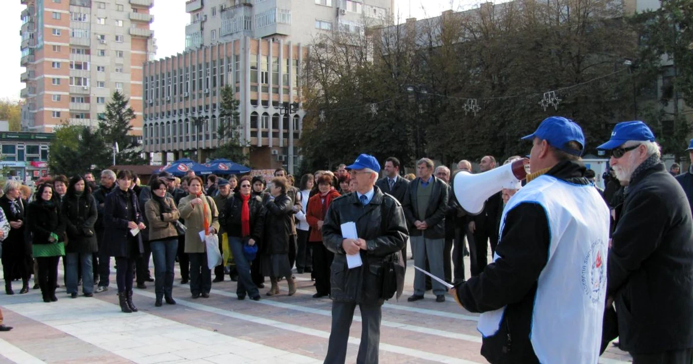 Profesorii au pichetat Prefectura Sălaj