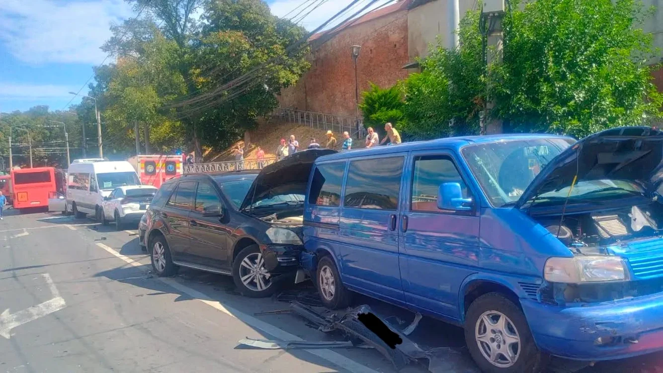 12 mașini au fost lovite FOTO Facebook / Monitorul de Mediaş
