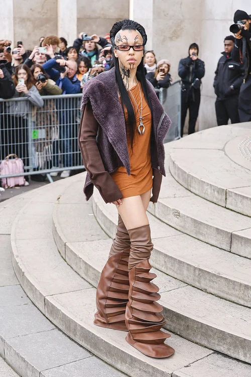 FKA twigs a purtat o pereche de cizme bizare, semnate de Rick Owens. SURSĂ FOTO: PROFIMEDIA
