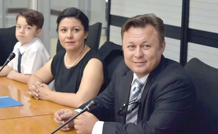 Soţia Melissa şi fiul lor Darius  i-au fost alături lui Dragoș Dolănescu  atunci când a depus jurământul de deputat 