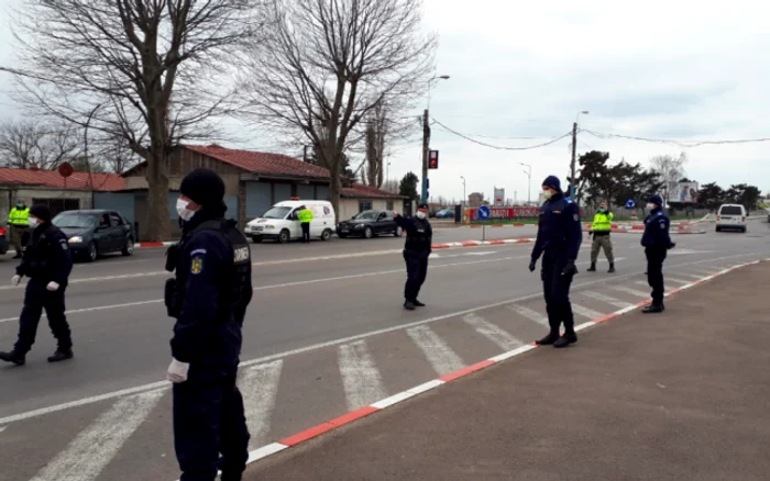 Poliţiştii, jandarmii şi militari au asigurat respectarea carantinei(Foto: Adevărul)