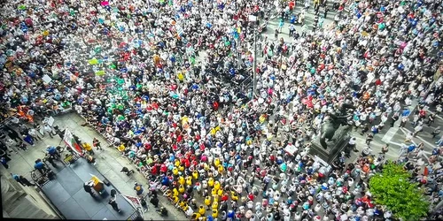 Miting 1 mai sua FOTO FB Bernie Sanders jpg
