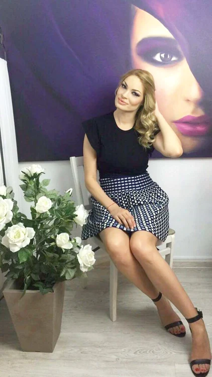 August – 66 kg. La o înălţime  de 1,8 metri, vedeta  are acum  aproximativ 66 kg.  Greutatea la  care se simte  bine este 63 kg  