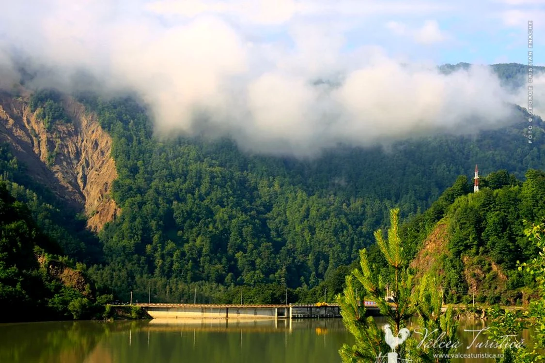 Lacul Brădișor de pe Valea Lotrului în Vâlcea Foto Vâlcea Turistică