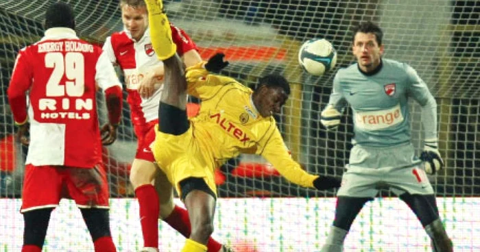 Mulisa (în galben) l-a depăşit pe Moţi şi a înscris în poarta lui Dolha