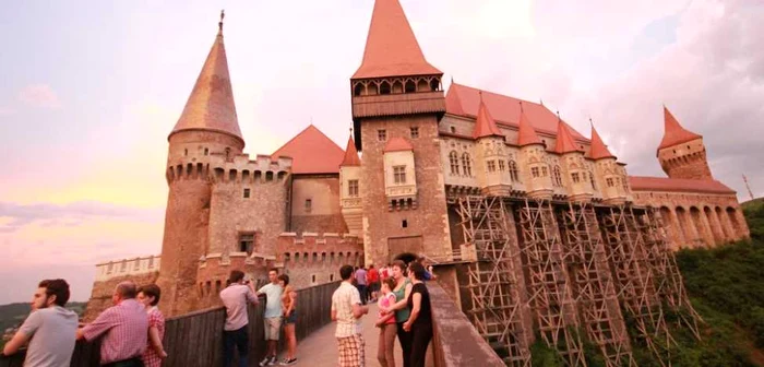 Castelul va putea fi vizitat de turişti şi la orele serii. FOTO: Daniel Guţă. ADEVĂRUL.