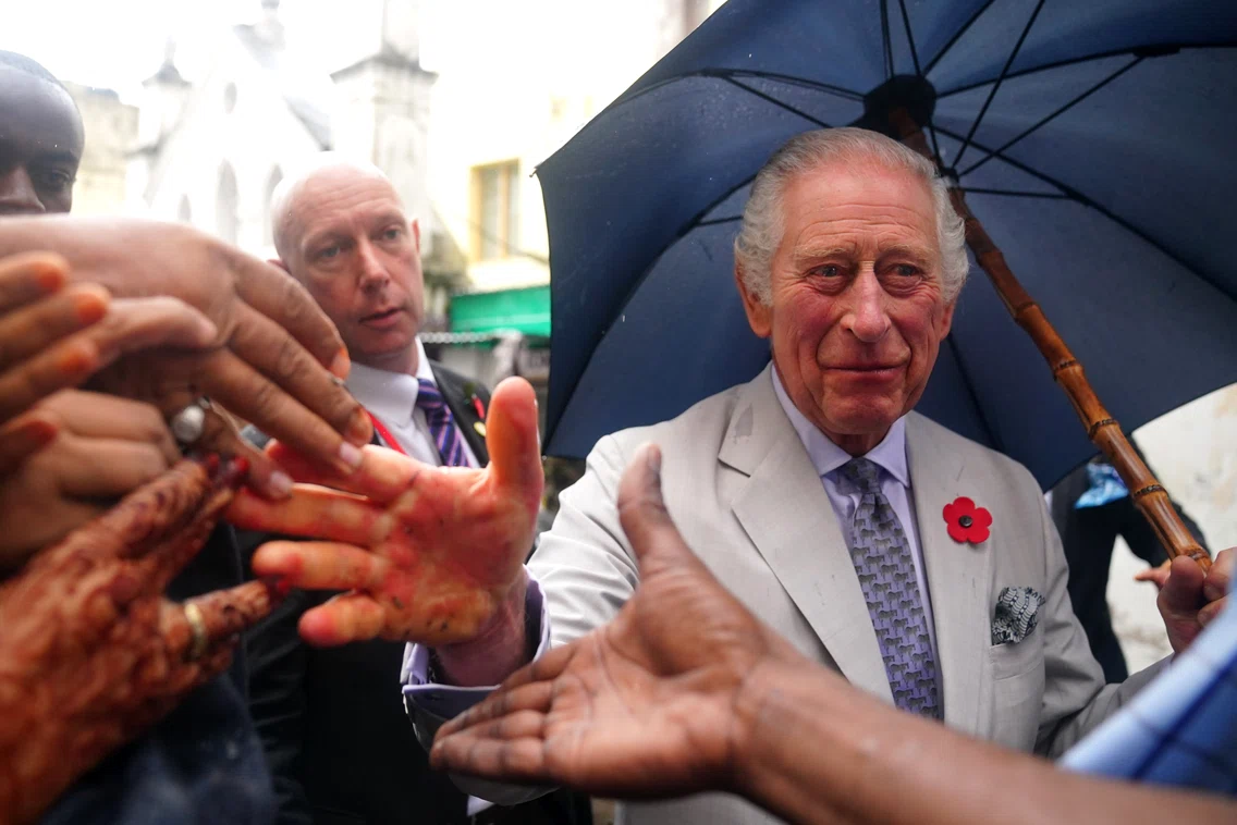 Regele Charles, foarte apropiat de fani în Kenya