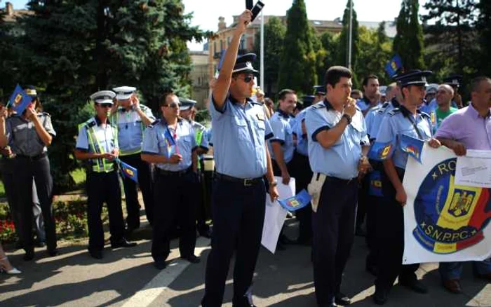 Peste jumătate dintre poliţiştii olteni au credite la bancă