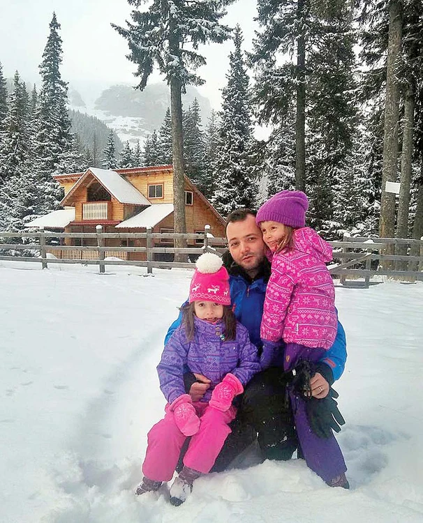 
    Gemenele Mara şi Cezara l-au obosit pe Mihai Morar la derdeluş  