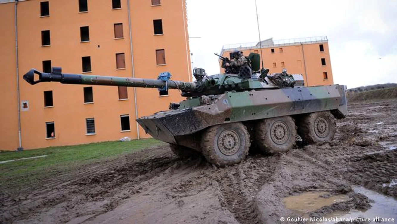 Având roţi în loc de şenile, AMX-10 RC este mai rapid şi mai silenţios decât un tanc cu şenile.