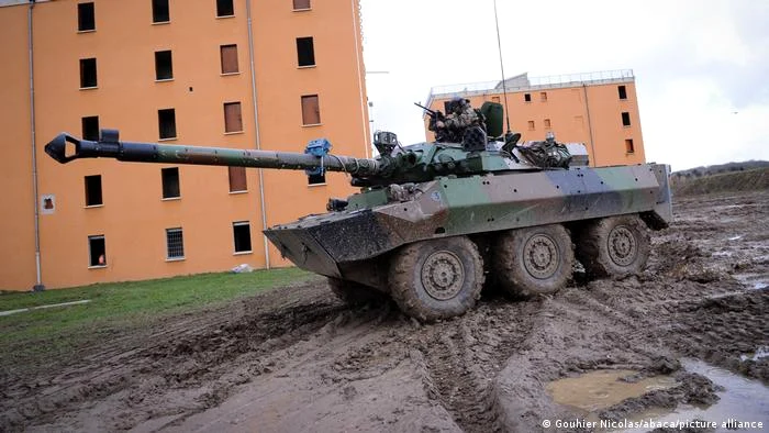 Având roţi în loc de şenile, AMX-10 RC este mai rapid şi mai silenţios decât un tanc cu şenile.