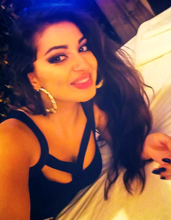 
    Elena de la Mandinga are chef de distracţie alături de adorabilul CookyFoto: Arhivă personală  