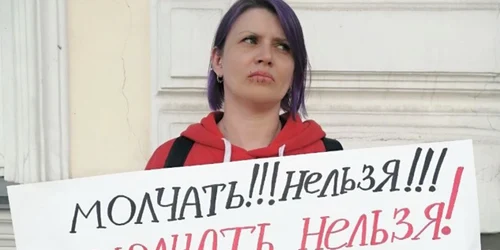 activista rusa si-a cusut gura in semn de protest