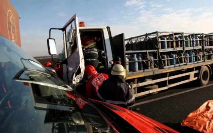 Braşov: Accident cu descarcerare pe ocolitoarea oraşului. Pericol de explozie