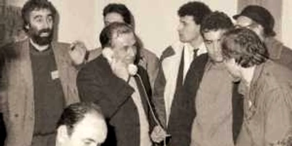 22 decembrie 1989, sediul fostului CC al PCR.  În centru, Ion Iliescu. În stânga lui, viitorul premier Petre Roman. 