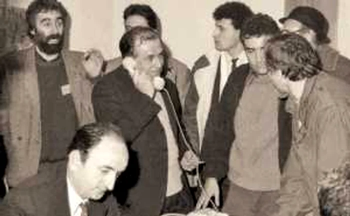 22 decembrie 1989, sediul fostului CC al PCR.  În centru, Ion Iliescu. În stânga lui, viitorul premier Petre Roman. 