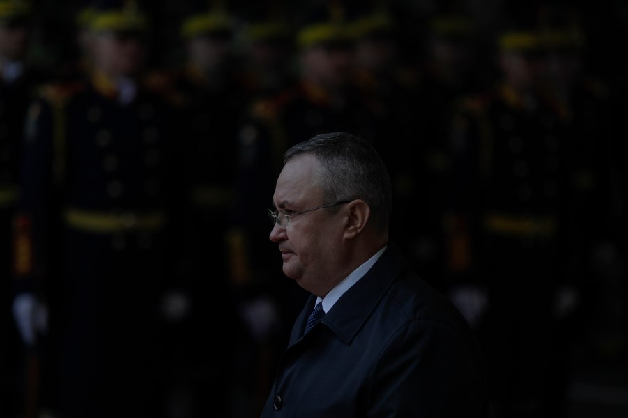 Ciucă face apel la profesori să revină la catedră „în această perioadă extrem de importantă”