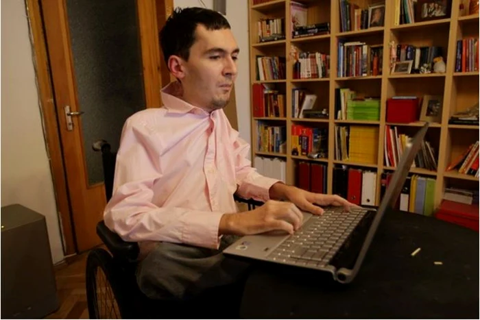 Iulian Crăciun, un tânăr politician cu dizabilităţi candidat din partea PNŢCD pentru locul de senator lăsat vacant de Dan Voiculescu