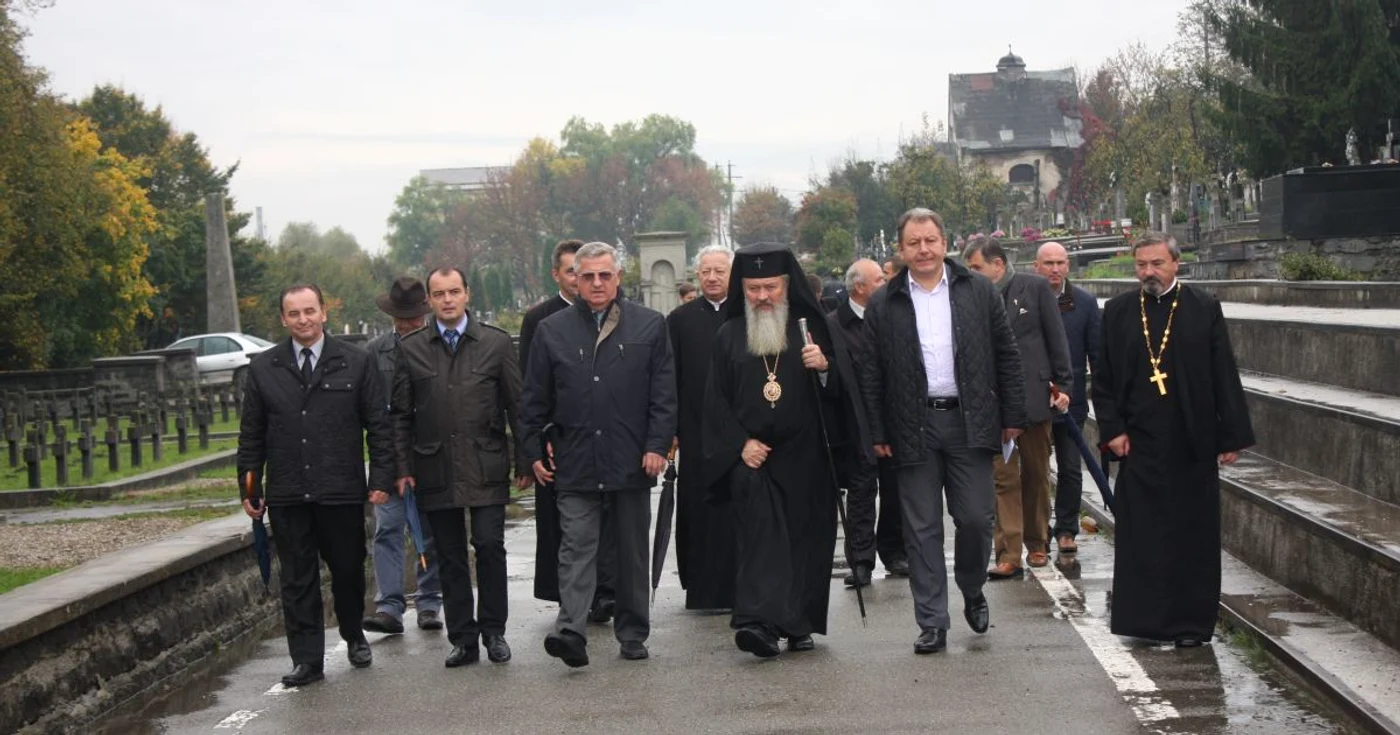 Preşedintele de Consiliu Judeţean Radu Moldovan şi primarul Ovidiu Creţu, alături de ÎPS Andrei Andreicuţ FOTO: Bianca Sara