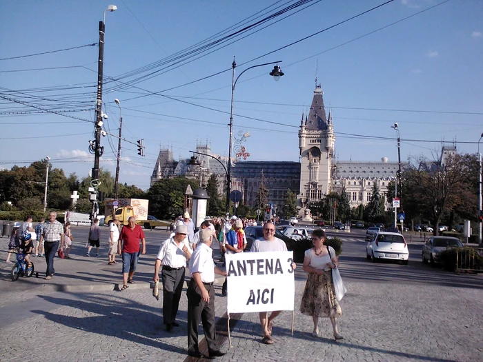 Protestatarii au afişat un banner cu înscrisul "Antena 3 e aici" FOTO Adevărul