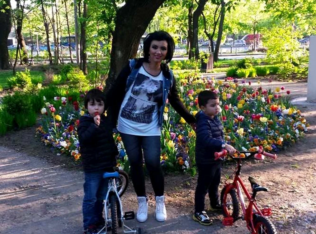 Cei doi copii ai cuplului sunt crescuţi acum de Adriana 