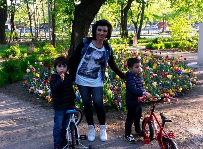 Cei doi copii ai cuplului sunt crescuţi acum de Adriana 