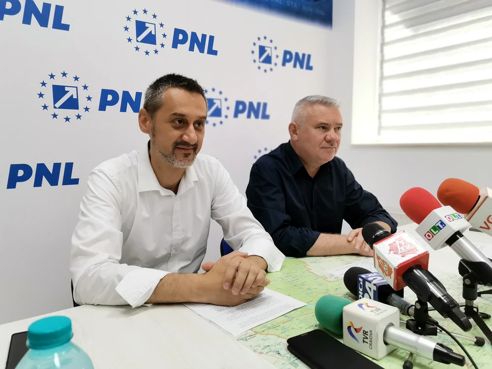 Mario De Mezzo (stânga) și deputatul Gigel Știrbu, în conferință de presă la Slatina FOTO: A.M.