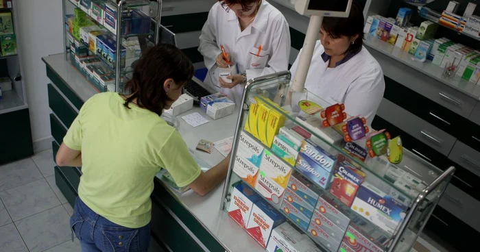 Românii cumpără medicamente de la farmacie fără a cere sfatul medicilor FOTO Adevărul