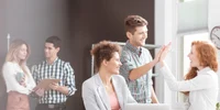 birou corporatisti veseli foto shutterstock