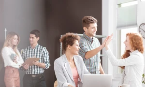 birou corporatisti veseli foto shutterstock