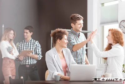 birou corporatisti veseli foto shutterstock