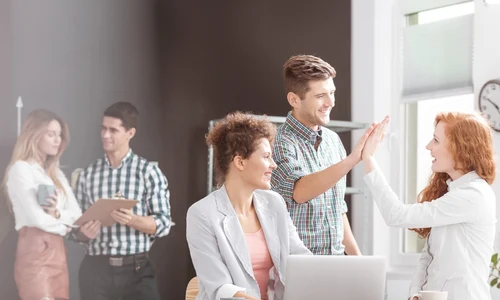 birou corporatisti veseli foto shutterstock