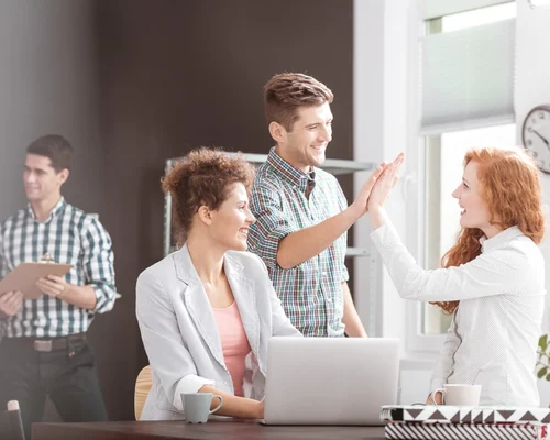 birou corporatisti veseli foto shutterstock