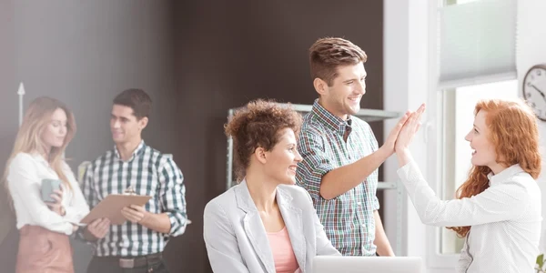 birou corporatisti veseli foto shutterstock