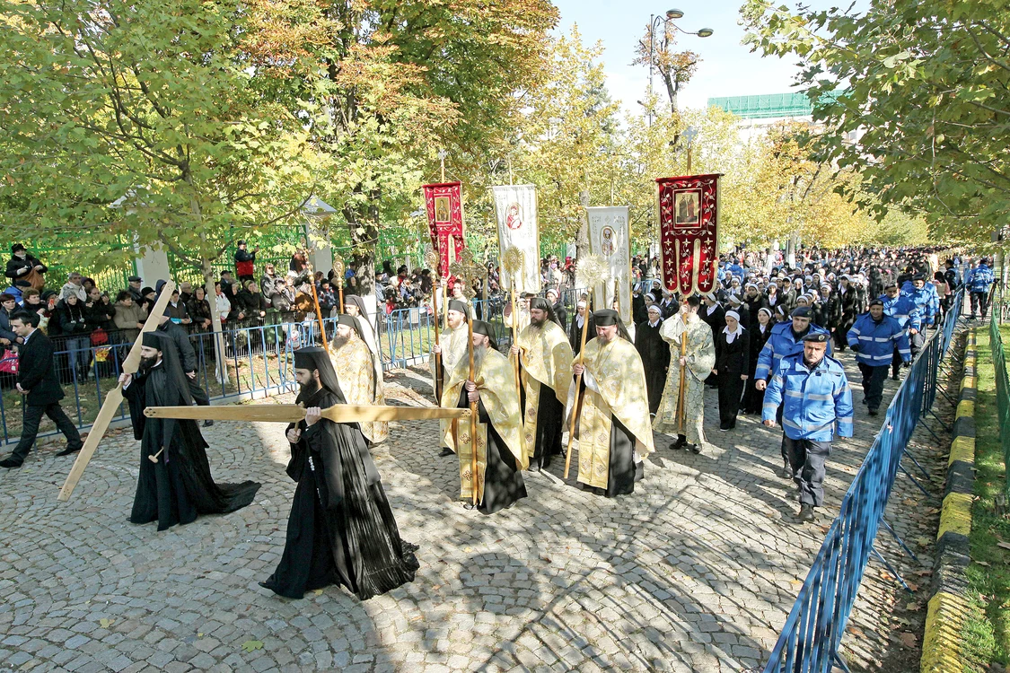 
    Un alai de 800 de preoți și călugărițe au  însoțit raclele cu moaște de la bisericile unde  erau păstrate și până în Dealul Patriarhiei  