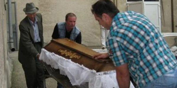 Puţini dintre foştii pacienţi au parte de o înmormântare decentă