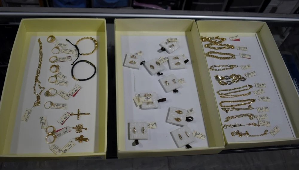 Trei angajate de la o casă de amanet, ridicate de polițiști: au înlocuit bijuterii de aur cu gablonţuri 