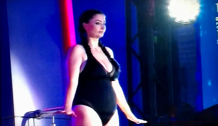
    Gabriela Cristea nu a reușit să execute nicio săritură în cadrul show-ului ”Splash! Vedete la apă”foto: captură/Antena 1  