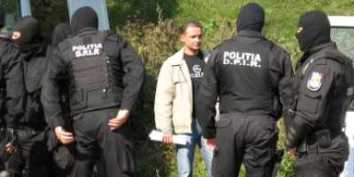 Braşov: Romii săltaţi de poliţişti, suspectaţi că furau case de bani din societăţi comerciale (UPDATE)